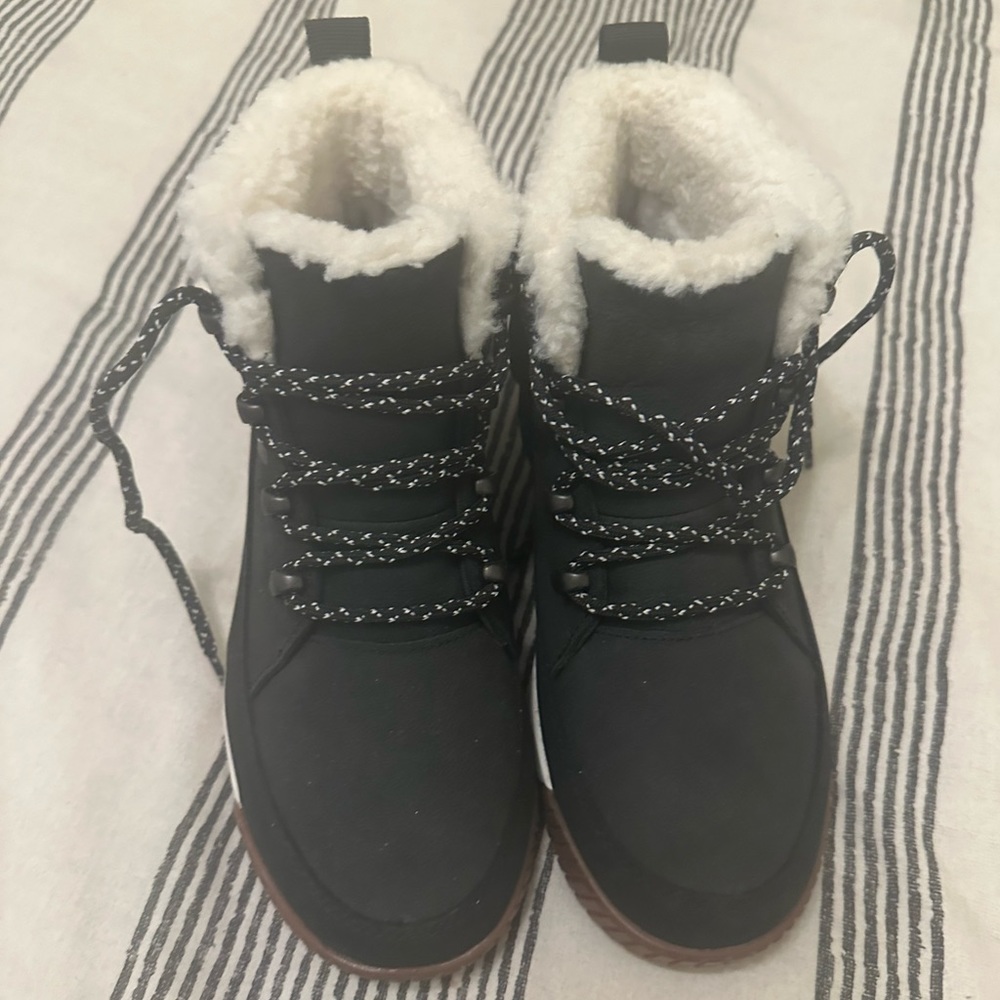 The North Face size 7 fleece lined black boots